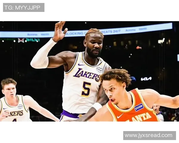 湖人102-122老鹰 球员评价:3人及格,7人低迷 湖人102-122老鹰 球员评价:3人及格,7人低迷